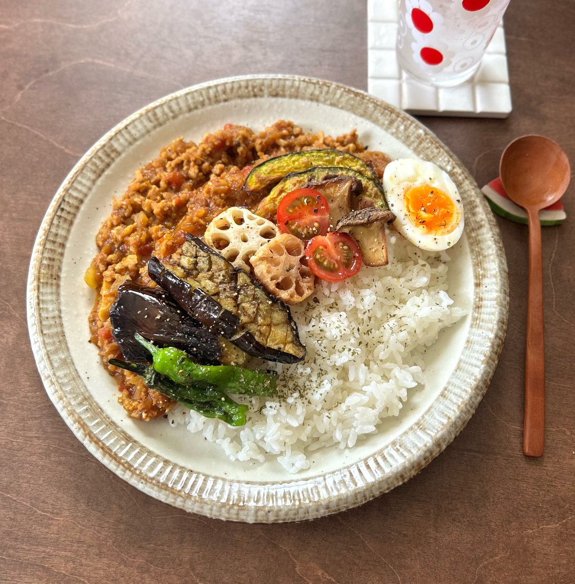redbeanjam1210's tweet photo. ルー不使用のドライキーマカレーを作りました👩🏻‍🍳焼いた夏野菜もたくさんトッピングしました🍅🍆美味しかった😊 https://t.co/NfWy14sYiX