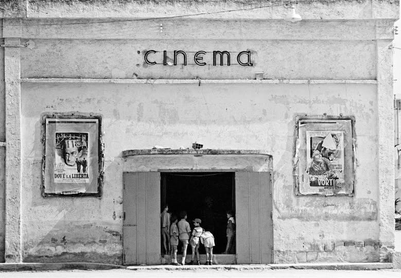 literlandweb1's tweet photo. “Hagas lo que hagas ámalo, como amabas la cabina del Paradiso cuando eras niño.”
"Cinema Paradiso", Giuseppe Tornatore https://t.co/qQMFEGDTD7