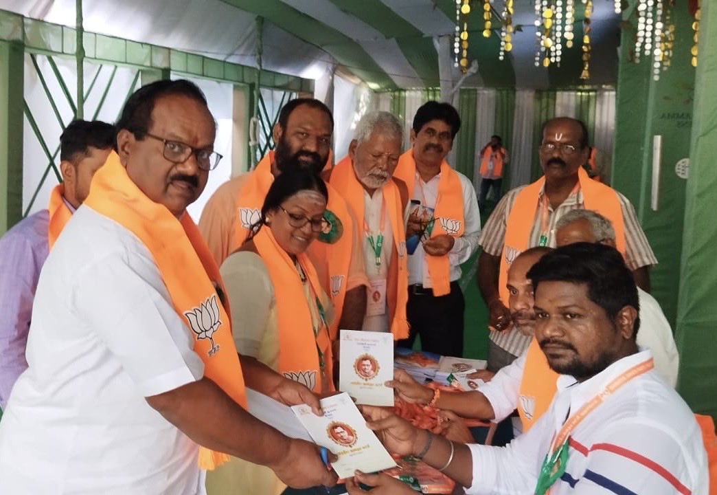 Haree909's tweet photo. Participated in the Pandit Deendayal Upadhyaya Prashikshan Mahabhiyan training session for Bharatiya Janata Party workers organized by the Yanam Mandal unit as part of the nationwide training campaign.
@PuducherryBjp4 @NitinNabin 
#BharatiyaJanataPartyBJP https://t.co/xrgvPgFYhN