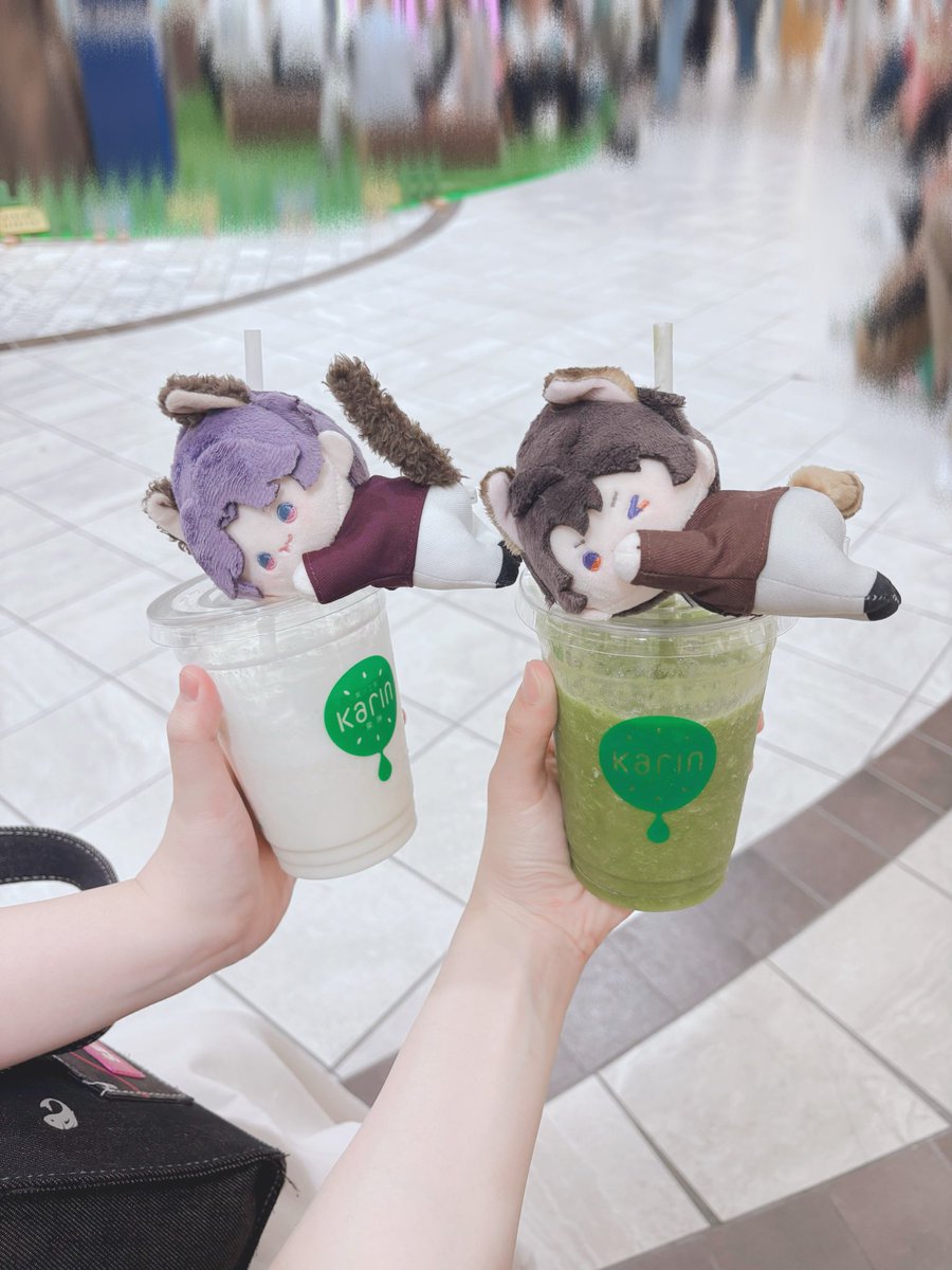 with_mahiru613's tweet photo. 今日はお昼一緒に食べてグラッテ!!の予定だったんだけど…
すっごく混んでたので断念🥲
その代わりに飲んだフルーツジュース冷たくて美味しかった.ᐟ.ᐟ
マヒルにも会えたしよかった😽⸝⸝❤︎ https://t.co/ZC4l3x8YyX