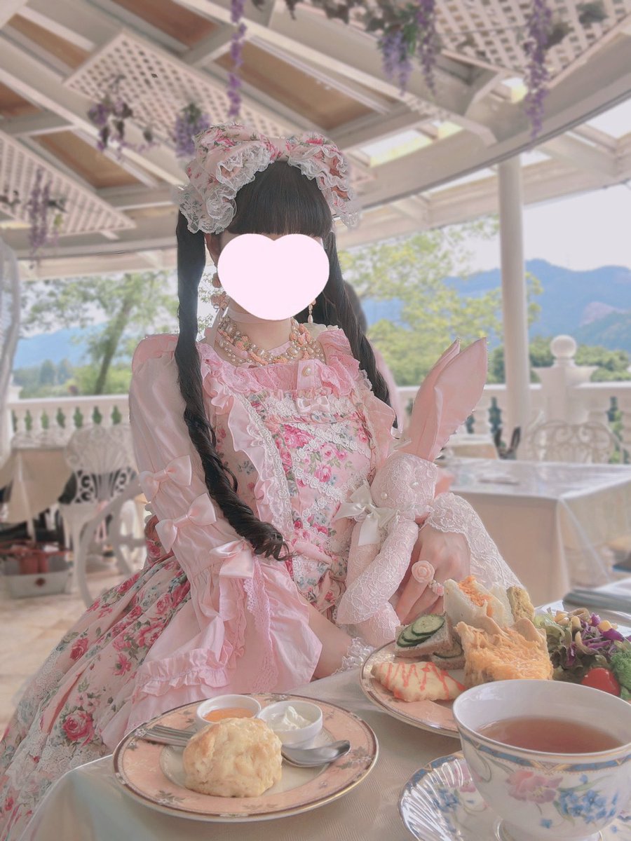 Berry_Meronpan's tweet photo. フローレンス💐💐
花束のようなお洋服🎀
蜂さん🐝に付き纏われて、あらあら私のことお花と間違えちゃって♡とか思ってたんだけど近くに蜂の巣見つけて怖かった普通に攻撃されてただけだった🥲 https://t.co/oDrJFjBNq0