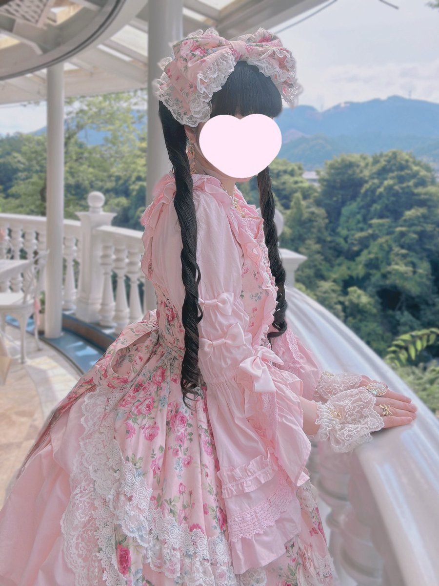 Berry_Meronpan's tweet photo. フローレンス💐💐
花束のようなお洋服🎀
蜂さん🐝に付き纏われて、あらあら私のことお花と間違えちゃって♡とか思ってたんだけど近くに蜂の巣見つけて怖かった普通に攻撃されてただけだった🥲 https://t.co/oDrJFjBNq0