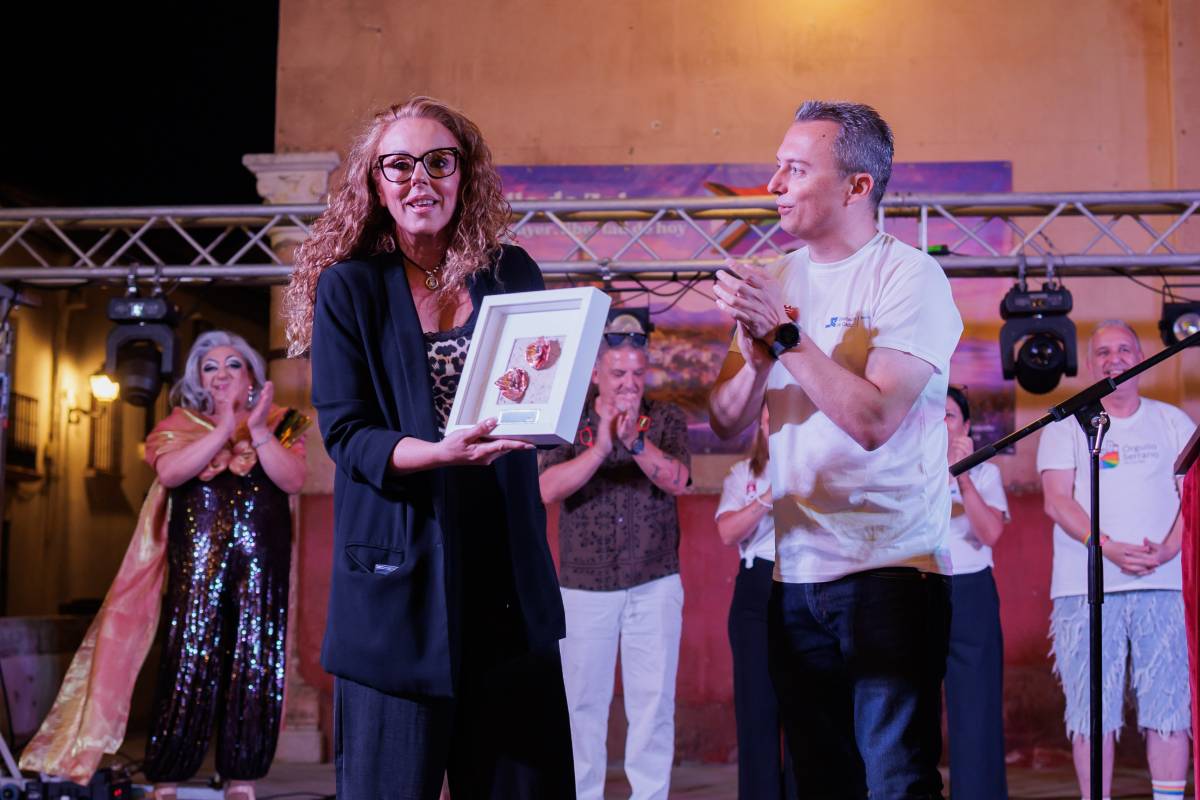 4septiembre2015's tweet photo. Rocío recogió anoche el premio amapola de Zahara concedido a su madre. #APOYOROCÍO11JL https://t.co/15yYpWOWr0