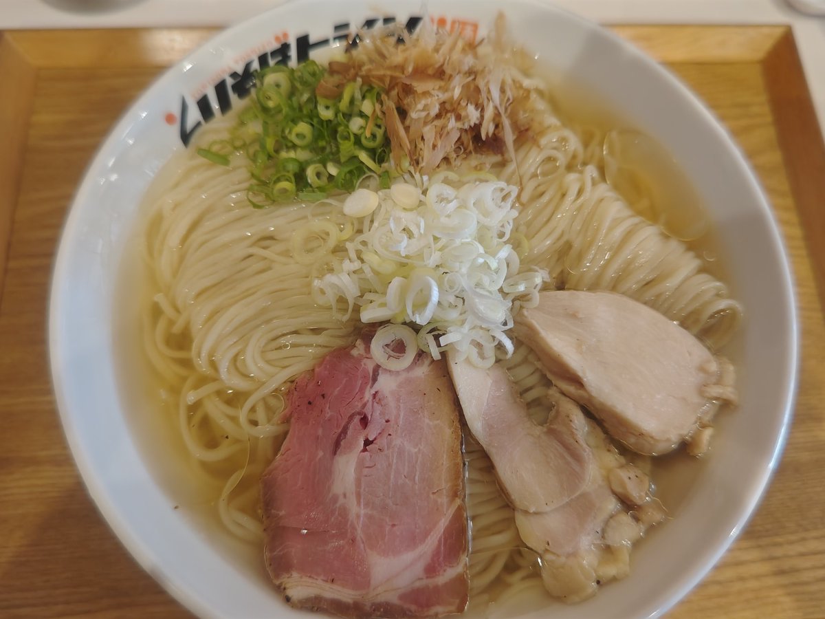 UNDERRIGHT7's tweet photo. 今日の昼御飯は #とりそばトシゾー で限定の煮干と昆布水の冷かけそば2倍を頂きました🙏スープはとろ冷で旨味がすごい👍麺と絡んでめっちゃ美味い🙆火照った体が落ち着いていくのがわかります😊叉焼3種も各々美味しかったです👌夏場に定期的に食べたい一杯でした😁バイク洗いに疲れた74杯目🍜
#岡山市 https://t.co/Iho4WXwmvY