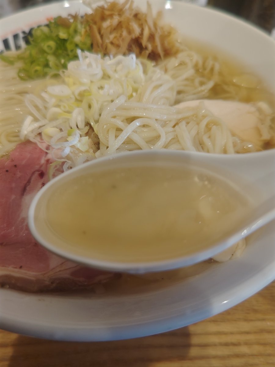 UNDERRIGHT7's tweet photo. 今日の昼御飯は #とりそばトシゾー で限定の煮干と昆布水の冷かけそば2倍を頂きました🙏スープはとろ冷で旨味がすごい👍麺と絡んでめっちゃ美味い🙆火照った体が落ち着いていくのがわかります😊叉焼3種も各々美味しかったです👌夏場に定期的に食べたい一杯でした😁バイク洗いに疲れた74杯目🍜
#岡山市 https://t.co/Iho4WXwmvY