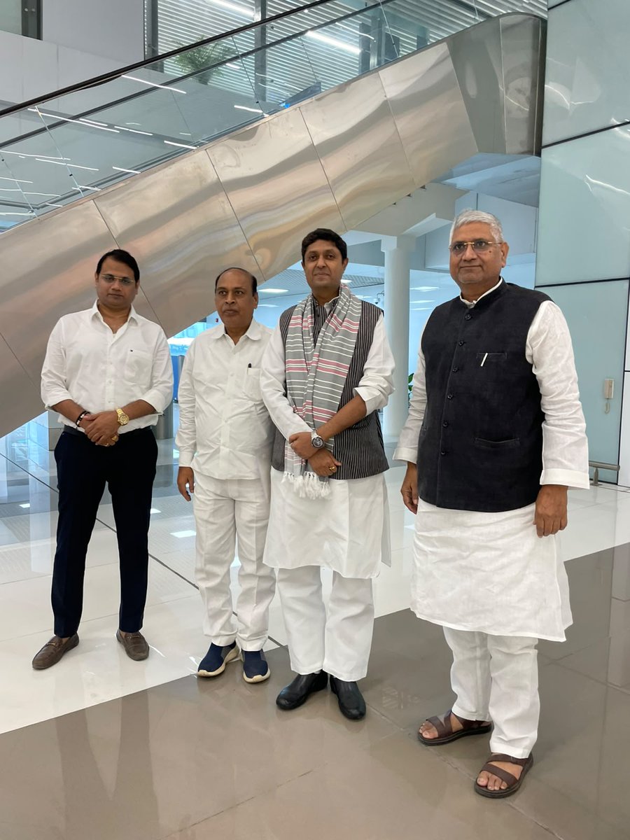 DrAjayINC's tweet photo. आज माननीय श्री उज्वल रमन सिंह जी लोकसभा सदस्य पटना हवाई अड्डा पर आगमन पर अगवानी किया। इनके साथ कांग्रेस पार्टी कार्यालय में प्रेस वार्ता में शामिल हुआ। https://t.co/lqHXVFq42R
