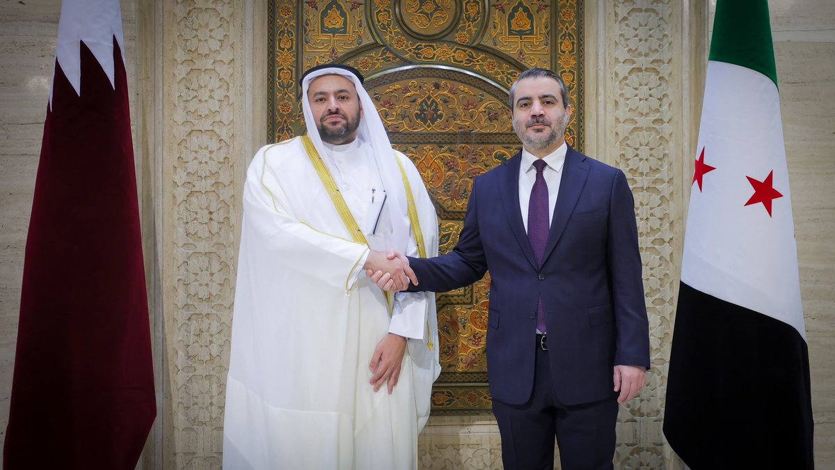 syrianmofaex's tweet photo. استقبل وزير الخارجية والمغتربين السيد أسعد حسن الشيباني في العاصمة دمشق وزير الدولة في وزارة الخارجية القطرية الدكتور محمد بن عبد العزيز الخليفي.
واستعرض الجانبان خلال اللقاء العلاقات الثنائية بين البلدين، والمستجدات في المنطقة، وناقشا تعزيز التعاون والتنسيق في المجال الدبلوماسي بما يخدم مصالح البلدين، كما شهد اللقاء توقيع مذكرة تفاهم بين الجمهورية العربية السورية ودولة قطر الشقيقة في مجال الدراسات الدبلوماسية والتدريب.