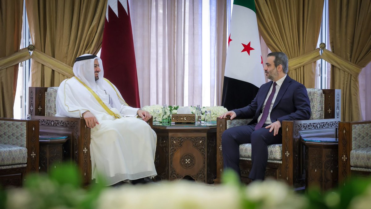 syrianmofaex's tweet photo. استقبل وزير الخارجية والمغتربين السيد أسعد حسن الشيباني في العاصمة دمشق وزير الدولة في وزارة الخارجية القطرية الدكتور محمد بن عبد العزيز الخليفي.
واستعرض الجانبان خلال اللقاء العلاقات الثنائية بين البلدين، والمستجدات في المنطقة، وناقشا تعزيز التعاون والتنسيق في المجال الدبلوماسي بما يخدم مصالح البلدين، كما شهد اللقاء توقيع مذكرة تفاهم بين الجمهورية العربية السورية ودولة قطر الشقيقة في مجال الدراسات الدبلوماسية والتدريب.