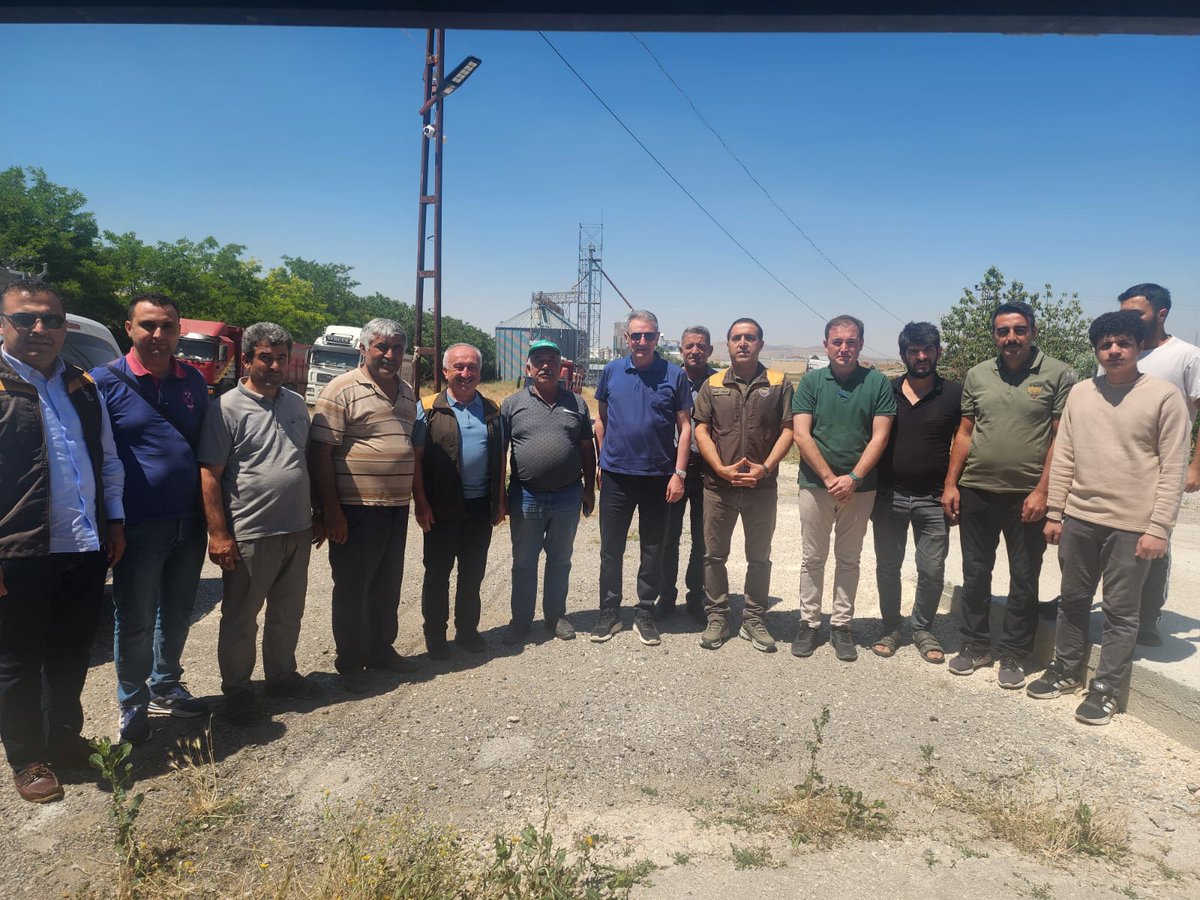Ahmet_Guldal's tweet photo. 📍 Haymana Ajans Amirliği ve Merkez Alım Merkezimizi ziyaret ettik.

6️⃣ alım noktamızda üreticilerimize sunduğumuz hizmet standartlarını yerinde inceleyerek kıymetli üreticilerimizle hasbihal ettik. Diğer tüm iş yerlerimizde olduğu gibi Haymana’da da son üreticimiz ürününü teslim edinceye kadar alım faaliyetlerimiz kesintisiz olarak sürdürülecek.

🤝 Kıymetli üreticilerimize ve görevli personelimize emekleri için teşekkür ediyor, bereketli ve hayırlı bir hasat dönemi diliyorum.