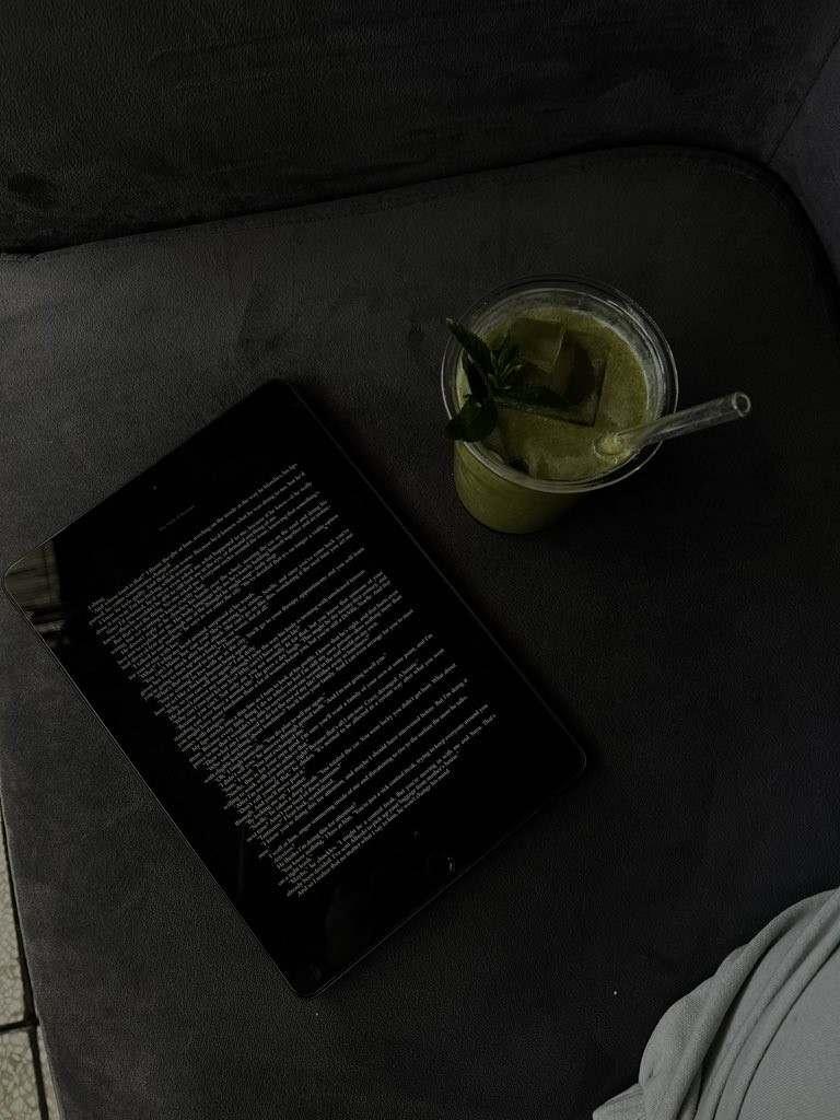 ellycross_'s tweet photo. Today’s mission: write, refine, repeat. Chilling too.🤍 #books #write https://t.co/zrwrltCxkE