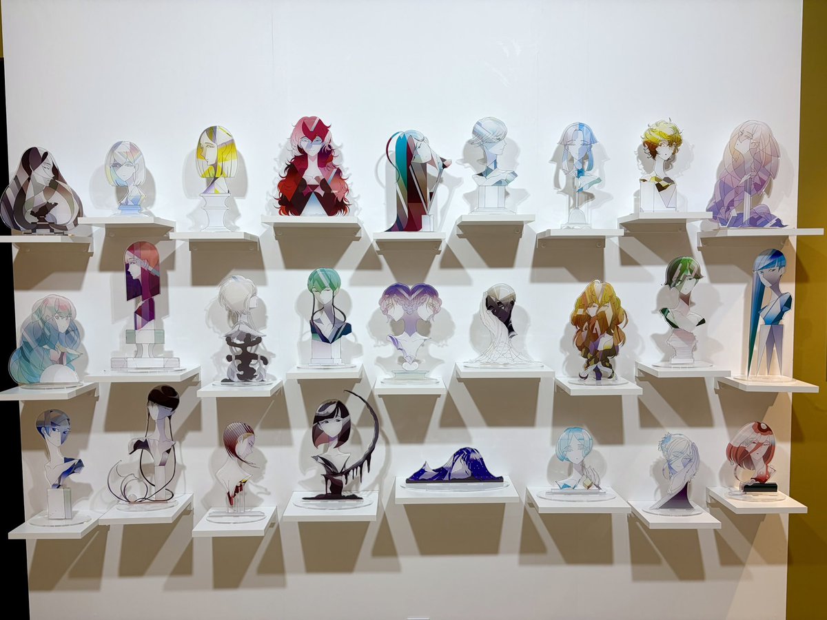 kousagi_game's tweet photo. 宝石の国のアクリルスタンドを見るために池袋に行ってきた…感動😭美しすぎる😭
高くてもいいからぜひとも販売してほしい https://t.co/fAJ2w8aJi5