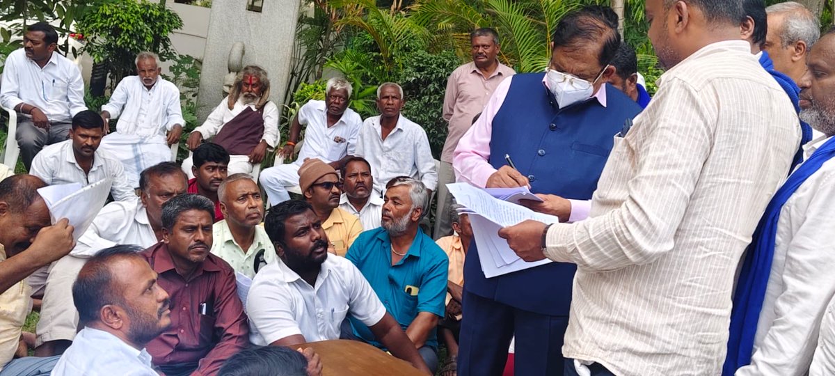 VenugopalMaurya's tweet photo. ಮಾನ್ಯ ಉಪ ಮುಖ್ಯಮಂತ್ರಿಗಳು ಹಾಗೂ ಕಂದಾಯ ಇಲಾಖೆ ಯ ಸಚಿವರಾದ ಡಾ.ಜಿ. ಪರಮೇಶ್ವರ ಸರ್ ರವರು ಬಂದು ನಮ್ಮೊಂದಿಗೆ ಸುದೀರ್ಘ ಚರ್ಚೆ ಮಾಡಿರುವುದಕ್ಕೆ ತುಂಬು ಹೃದಯದ ಧನ್ಯವಾದಗಳು.. https://t.co/BpA7rbLLml