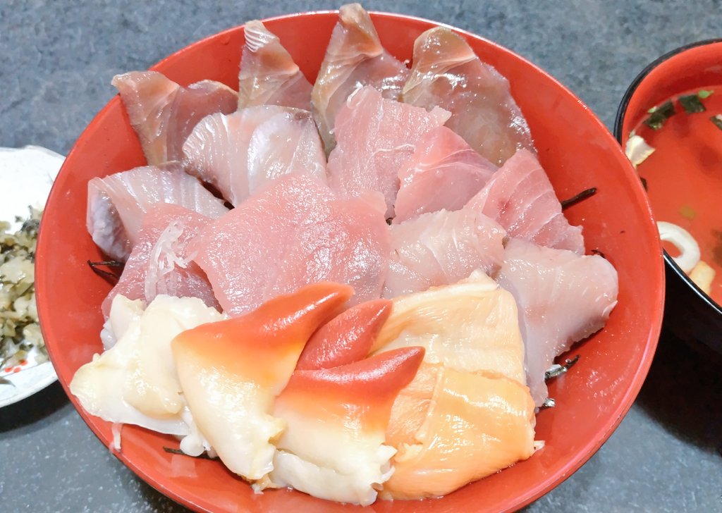 urapontathan's tweet photo. 今日の晩御飯は刺身が安かったので割烹うらぽん亭のオヤジ特製の海鮮丼(笑)
今日も暑かったな。 https://t.co/hgnt1mQHPC