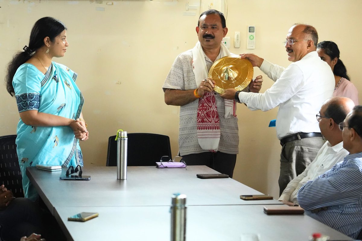 aaranyak's tweet photo. 💚 Team Aaranyak proudly felicitated two of its distinguished leaders today for their latest global recognitions.

Congratulations to Dr. Bibhab Kumar Talukdar @bibhabtalukdar on being elected a Fellow of the Linnean Society of London and Dr. Purnima Devi Barman @StorkSister on receiving the National Geographic Wayfinder Award 2026.

Their achievements inspire us to keep advancing biodiversity conservation with passion, integrity and purpose.

#ConservationLeadership #GlobalRecognition #WildlifeConservation #Biodiversity #NatureConservation #NationalGeographic #LinneanSociety #Assam #India