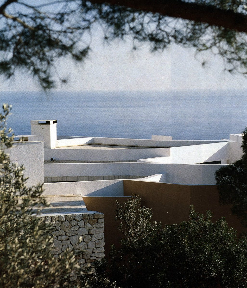 Speedmaster72's tweet photo. #100x100masterhouses 
Casa Gili (Cap Martinet, Ibiza. 1985 – 1987).

Martínez Lapeña y Elías Torres: "En un clima de luz excesiva y viento salino, los patios, porches y aberturas estrechas permiten que la casa respire y se refresque, ofreciendo una vista equilibrada del mar." https://t.co/Xx6hsEKCzn
