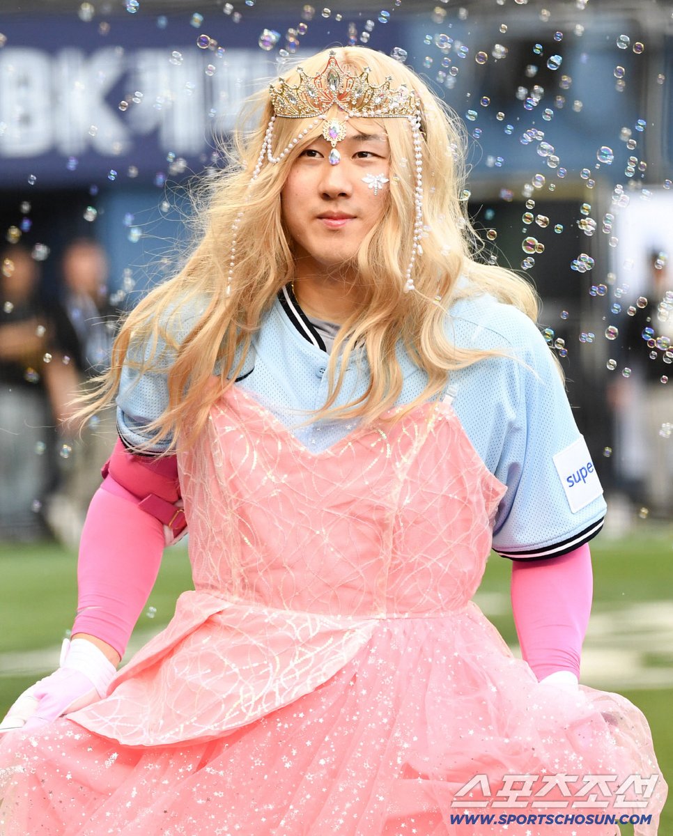 eivgbdwiz's tweet photo. [포토] 최원준, 공주 등장 (출처 : 네이버 스포츠) https://t.co/9TeUHRmT6L https://t.co/92b3spqRtT