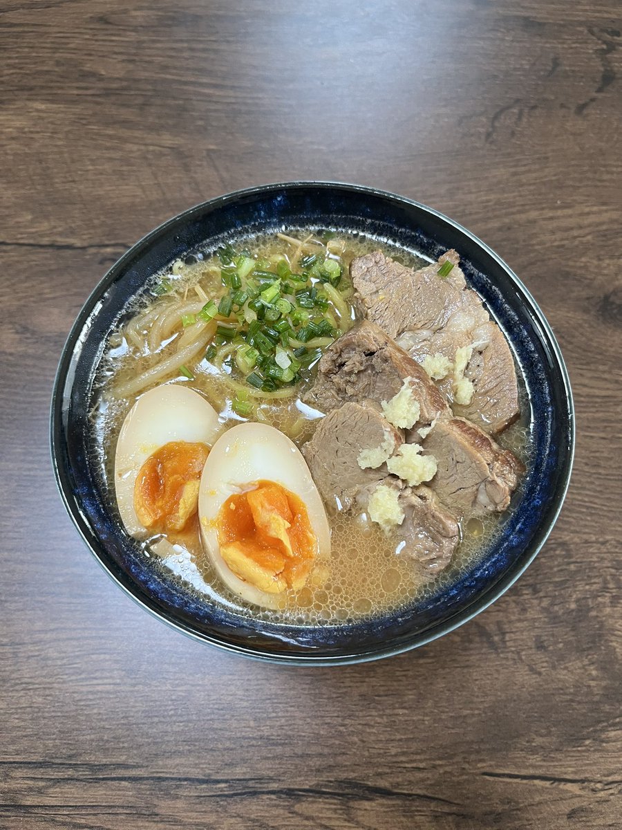 steal_51's tweet photo. 西山製麺のすみれ味噌・生ラーメン。丁寧に作り方まで書いてあり、ラードを使ってもやしを炒めたりするのがポイント。味噌、とても美味い。これだけ本格的に食べれるのは嬉しいこと。
#ラーメン #味噌ラーメン #すみれ #袋ラーメン #西山製麺 #ラーメンすみれ https://t.co/6Pw9l2tWDl