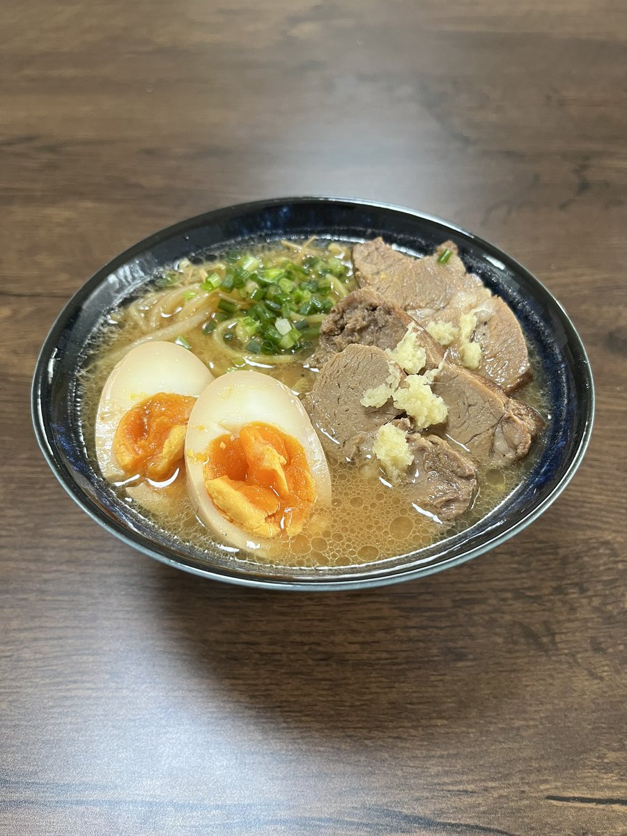 steal_51's tweet photo. 西山製麺のすみれ味噌・生ラーメン。丁寧に作り方まで書いてあり、ラードを使ってもやしを炒めたりするのがポイント。味噌、とても美味い。これだけ本格的に食べれるのは嬉しいこと。
#ラーメン #味噌ラーメン #すみれ #袋ラーメン #西山製麺 #ラーメンすみれ https://t.co/6Pw9l2tWDl