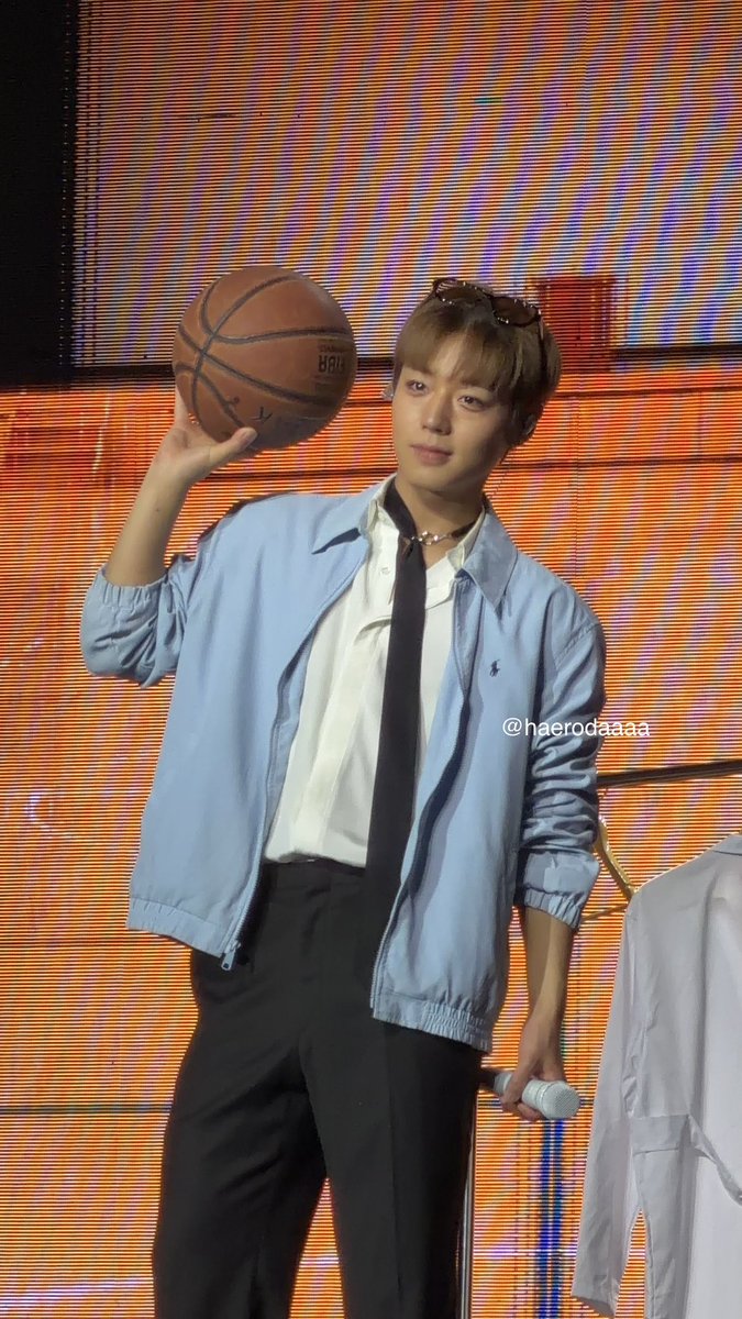 haerodaaaa's tweet photo. 260711 #박지훈 FANCON
[RE:FLECT] IN BANGKOK

미술선생님이 너무 잘생겼어요.. 
체육선생님이 너무 잘생겼어요.. https://t.co/X509LubdVt