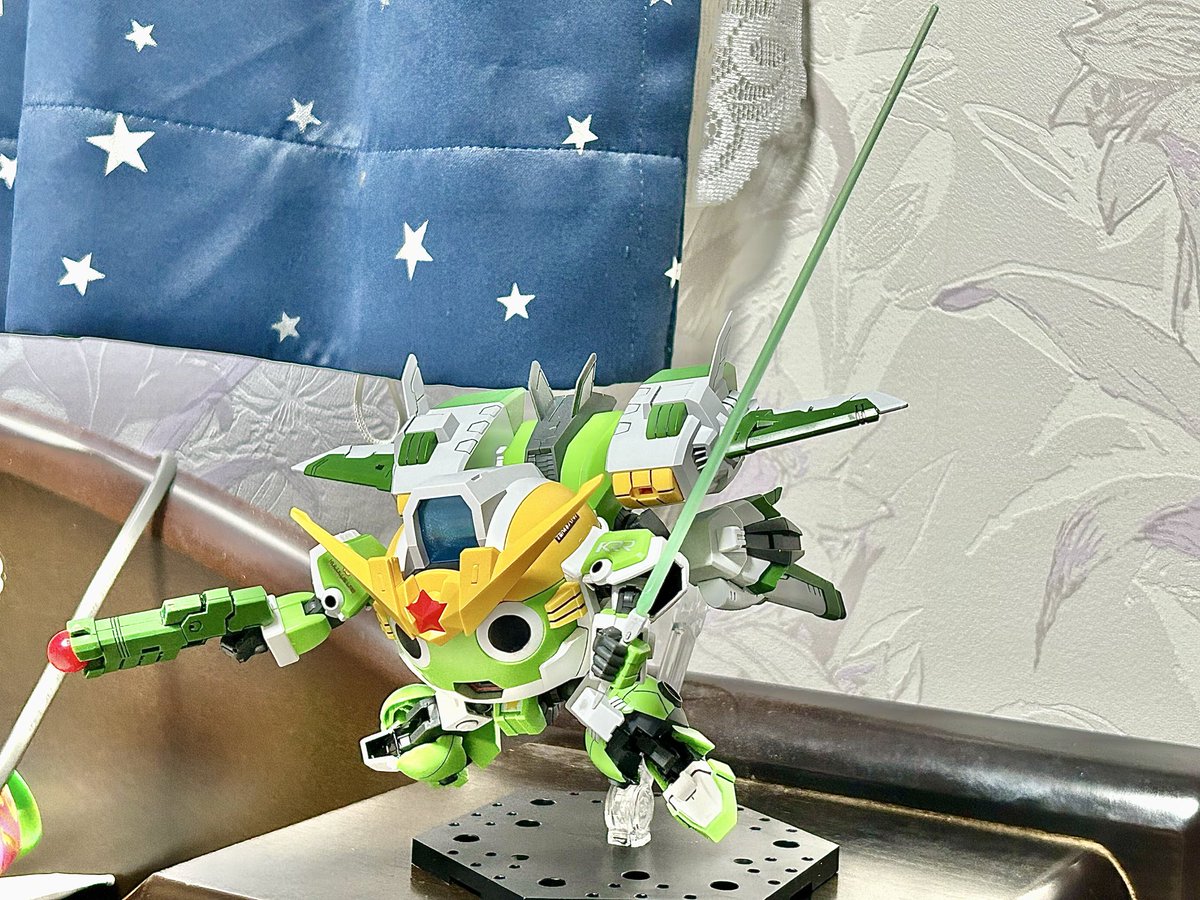 rainmaker2940's tweet photo. New ケロロロボのツイートの補足。
ケロロアクションシステムと言う何処かで聞いた事ある様な名称の🤣システムでガンプラ並の動きを取らせる事が可能。
こんな勢いあるポーズも思いのまま。
とてもこのスタイルのキットの可動域とは思えないな。😄
続く→
#ケロロ軍曹 https://t.co/pCfMBm3W3F