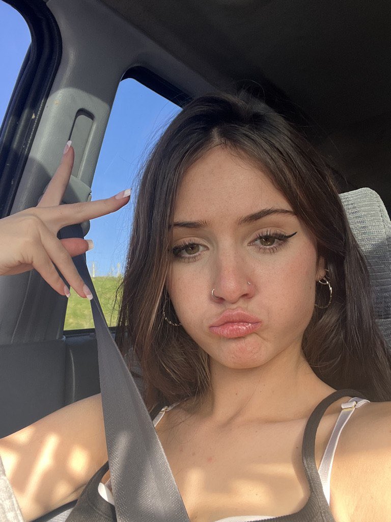 XyeleneCast's tweet photo. just me, my thoughts, and good lighting ✨ https://t.co/ARSVAvRj9y