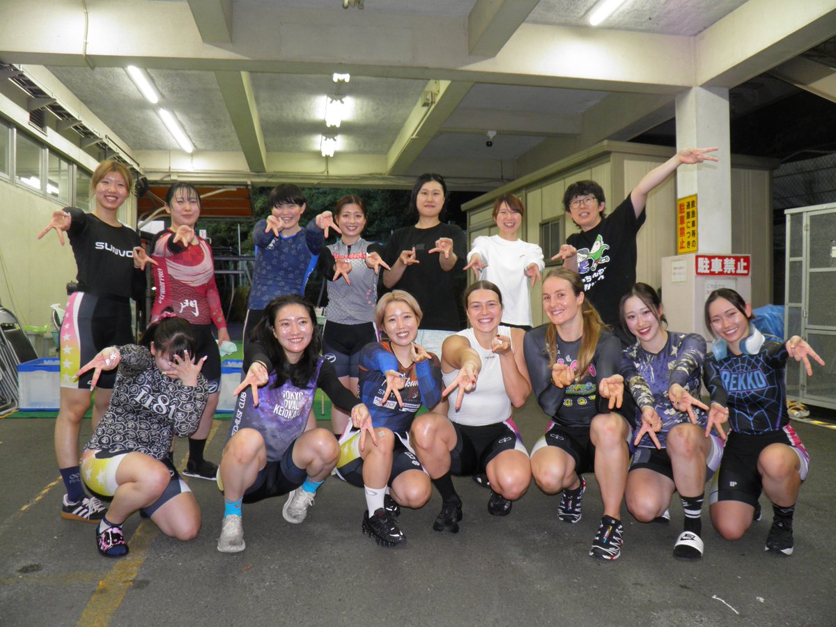 tokyosportsmid's tweet photo. 【#伊東競輪 #ワールドシリーズ #ガールズ】
バンクでは真剣勝負。
そして戦いが終わったら仲良く親交。
世界に広げよう、ガールズの輪⁉ https://t.co/JlzC3GUYUi