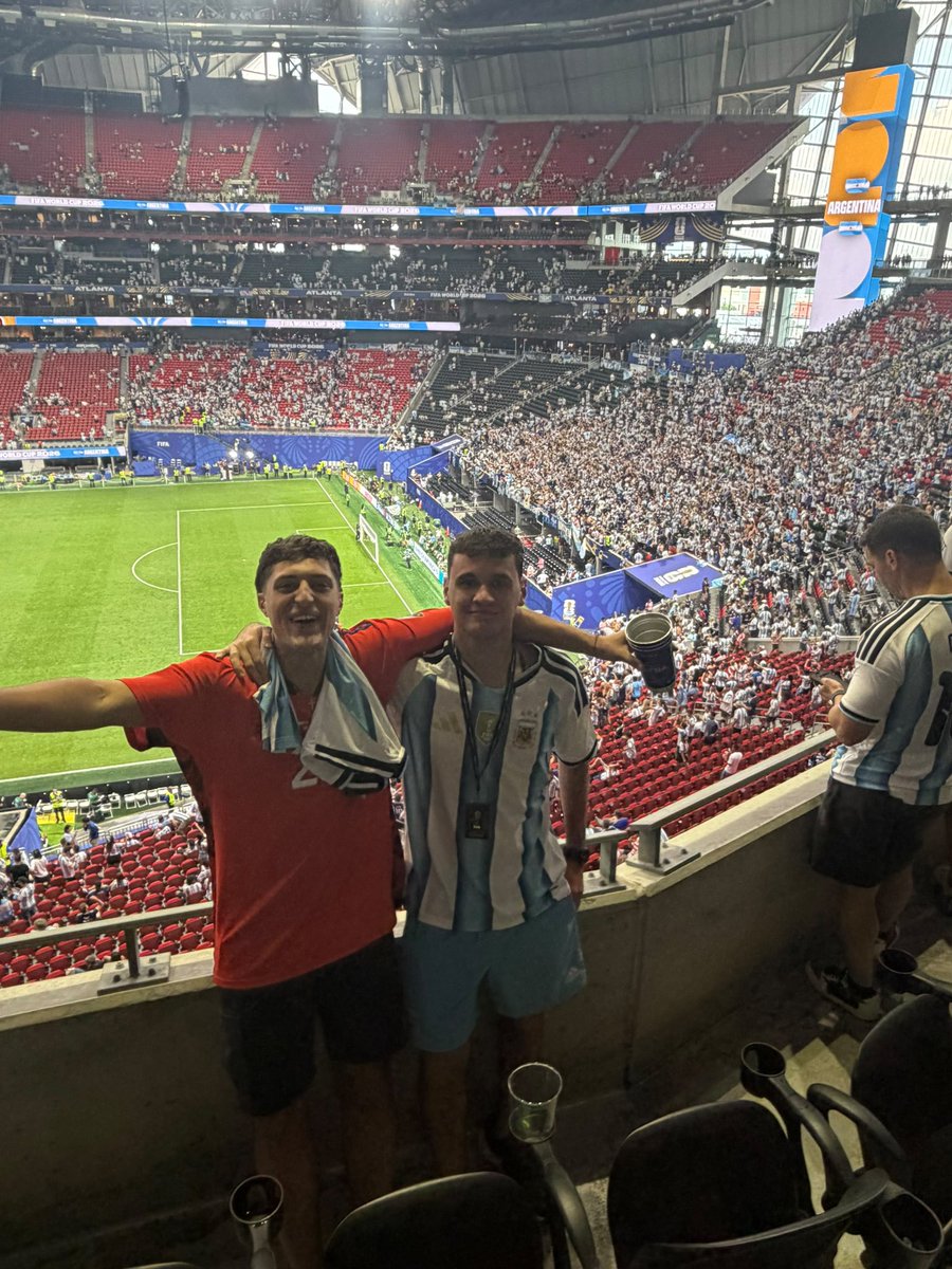 facu_musso's tweet photo. @enzonibill Sin dudas lo primero que le voy a contar a mi hijo cuando me pregunte algo de Messi.
Ahí estuvimos. Jamás me lo voy a olvidar. https://t.co/sKpTtL3GS9