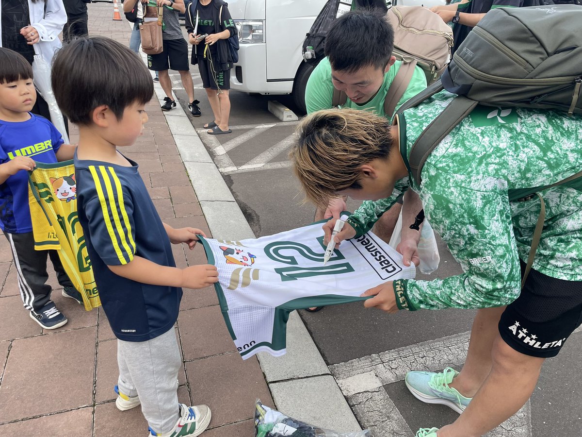 TokyoVerdySTAFF's tweet photo. 本日（7/11）キャンプ地に、ユニフォームパートナー クラスメソッド株式会社 代表取締役 横田聡 様、執行役員 大森章雅 様がお越しくださいました！

そして練習前に選手・スタッフへ激励のお言葉をいただきました✨

また練習後には、チームに加えて、お子様のファン・サポーターへキッズユニフォームをプレゼントしていただきました🎁

受け取ったユニフォームはファンサービスで選手がサインを行い、オリジナルの1枚になりました🙌

クラスメソッドのみなさま、いつもご支援いただきありがとうございます💚

#北斗市トレーニングキャンプ
#verdy #東京ヴェルディ #東京V