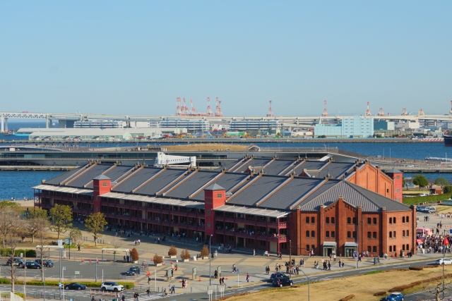 hamarepo's tweet photo. 横浜赤レンガ倉庫、おしゃれになる前は最先端の倉庫でした🧱

1911年完成、輸入品を一時保管する国の保税倉庫として誕生。
日本初の荷役用エレベーターや防火設備を備えた、当時のハイテク建築でした。
使われたレンガは、なんと約300万個以上。

倉庫の中に、明治の本気が詰まっています✨
#はまれぽ https://t.co/wytF7SBcYb
