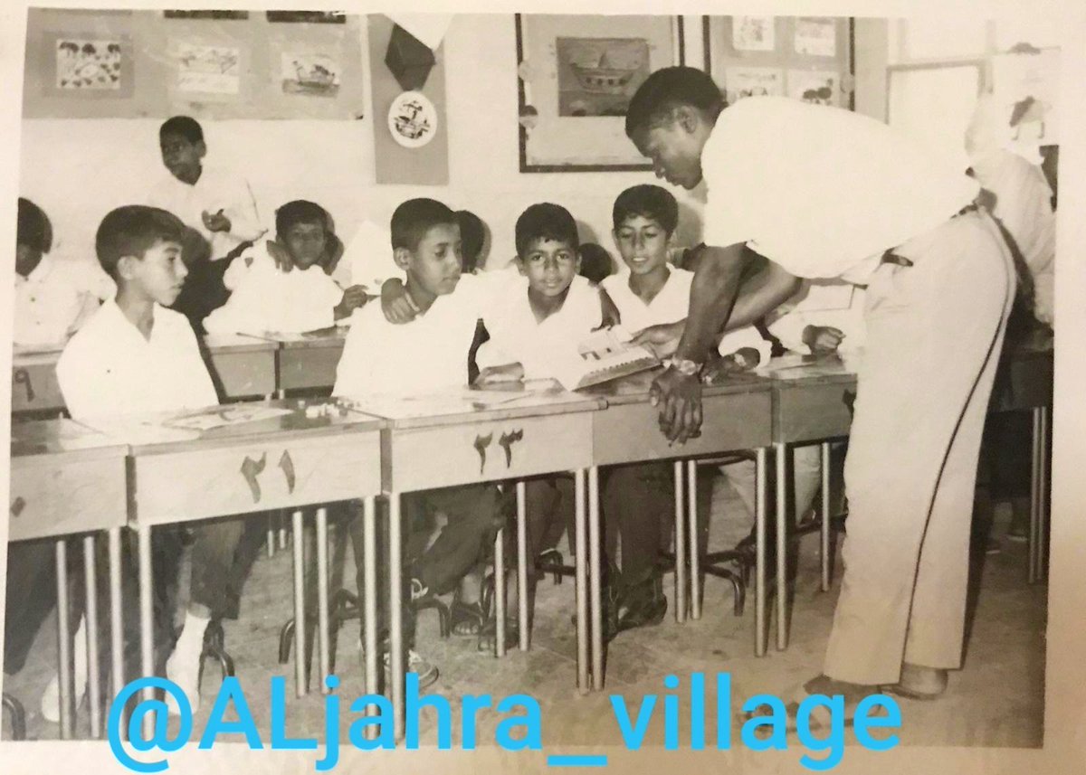 ALjahra_village's tweet photo. #شخصيات_جهراوية 
كتاب تاريخ كرة القدم  ومن
ضمنها الأندية الرياضية في
#الكويت 🇰🇼
صدر عام ١٩٧٠م ويحمل شعار
#نادي_الشهداء_الرياضي
#��ادي_الجهراء_الرياضي 
وعلى اليسار ميدالية تحمل
شعار النادي الذي قام بتصميمه أستاذي الراحل في
#مدرسة_المعتصم_الإبتدائية 
مدرّس التربية الفنّية
أ. عواد فرحان الشمري
- أبوفيصل - 
- يرحمه الله تعالى - 
#الجهراء
#الكويت 🇰🇼