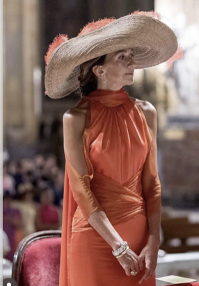 Monicaacentuado's tweet photo. Seguimos con el estudio de #Madrinas y con el caloret que hace, pongo unas ideas de las que casan en verano, con propuestas atrevidas en mangas especiales, o de quita y pon o de gasa fina por aquello del protocolo.
Foto 3 y 4 - propuestas de Javier de la Fuente https://t.co/C1YBrfKwCX