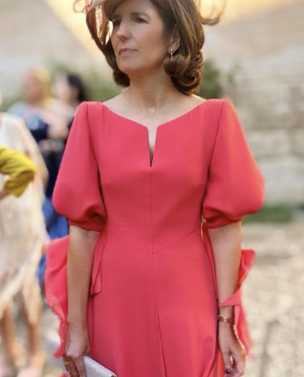 Monicaacentuado's tweet photo. Seguimos con el estudio de #Madrinas y con el caloret que hace, pongo unas ideas de las que casan en verano, con propuestas atrevidas en mangas especiales, o de quita y pon o de gasa fina por aquello del protocolo.
Foto 3 y 4 - propuestas de Javier de la Fuente https://t.co/C1YBrfKwCX