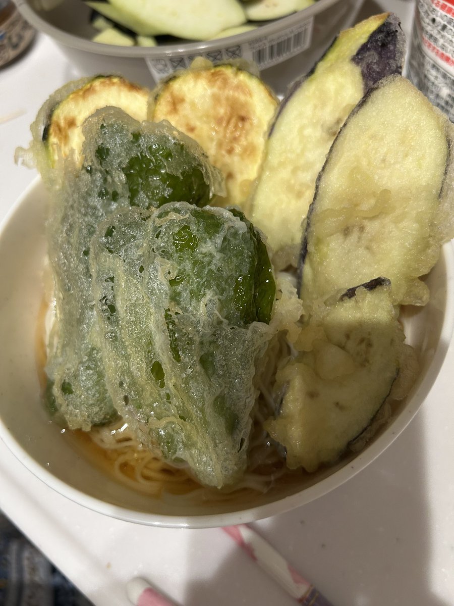glay2211's tweet photo. 今日は天ぷらそーめん❤️
ナスとピーマンは、今日義母さんから貰ったやつ。
ズッキーニは家にあったやつ。
美味い😋 https://t.co/tcKS93hQZr