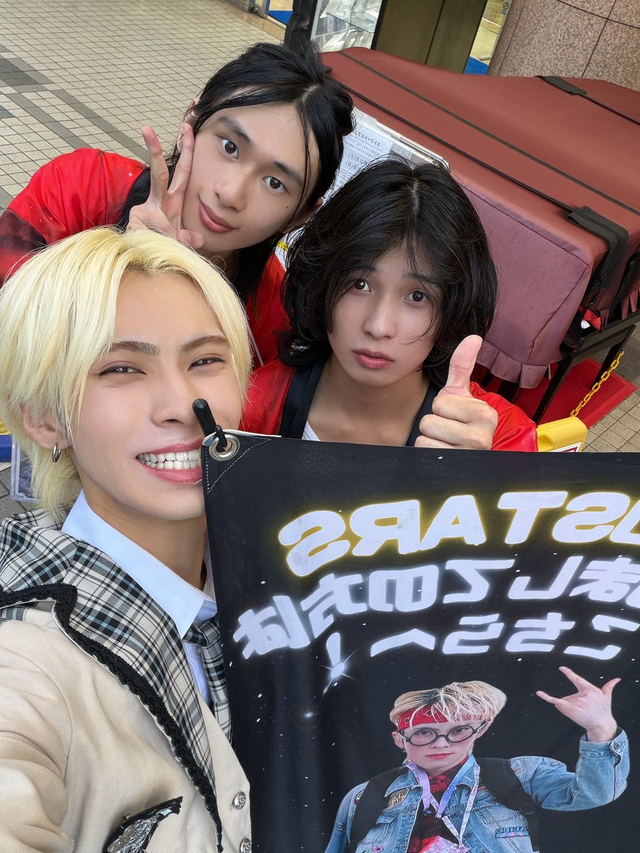 a0905_0120's tweet photo. 7/11 ✨🗼大宮アルシェフリーライブ🗼✨
　　　　#カンチガイ王子　#ワンスタ

来てくれたみんな！ありがとうございましたー！！快晴で灼熱のLIVEだったね🥵💦
9人で立つのは初めて、そして『カンチガイ王子』が世に出て初のLIVE👑✨
1部2部、どちらとも"カンチガイ王子"を披露しました！！
さっそく"聴いてます！"ていう声も耳にした！嬉しい！！明日も届けに行くぞ😆👍🏻

声出しができない中、手拍子とかペンライト振ってくれてありがとう😝💖
今日ね！チャースポで俺が掲示されてるって聴いて1部と2部の間に見に行ったのよ！やっと出会えたーー😭😭動画も撮ったし、写真も撮れたけど慌てすぎてとんでもねー顔になっちまってた。みんなも見つけたら　#カンチガイ蔓延計画　をつけて投稿してね‼️✨
沢山出してくれてありがとーね！明日のららぽーと豊洲でも見れたらいいなぁ🤤✨

"カンチガイ王子"だったり"CHARGESPOT"だったり、これがこれからどんどん大きくなっていくのが楽しみだ😁☝🏻
今日も1部、2部ペンライトありがとう！！
明日はららぽーと豊洲で会おうな🤩❤️‍🔥