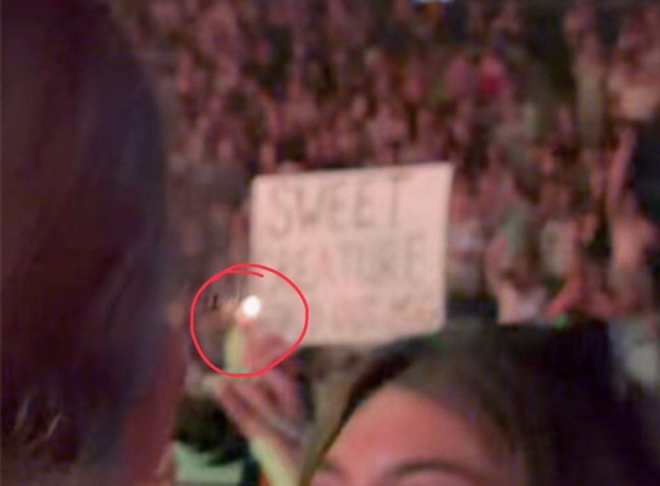 aleestyles91's tweet photo. not the fucking lighter being in front of the sign and people is making it about what they want LOL https://t.co/oPWCVy4vDM