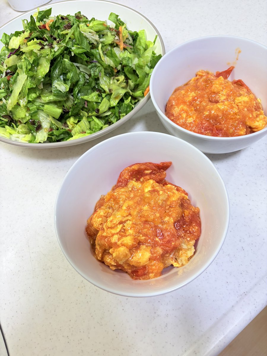 kenken0965's tweet photo. 今夜の夕飯は

海老餃子
玉子とトマトの炒め物
サラダ https://t.co/6GqniRgVLi
