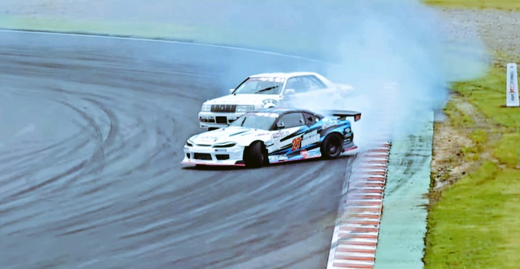 SS23812435's tweet photo. SUGOめちゃめちゃかっこいいドリフトだった真那斗くんその2
#FDJ2 #MIDWHEELS #27WORKS #iwanacenter #ORIGINLabo #RSE https://t.co/V8Rp5lCINZ