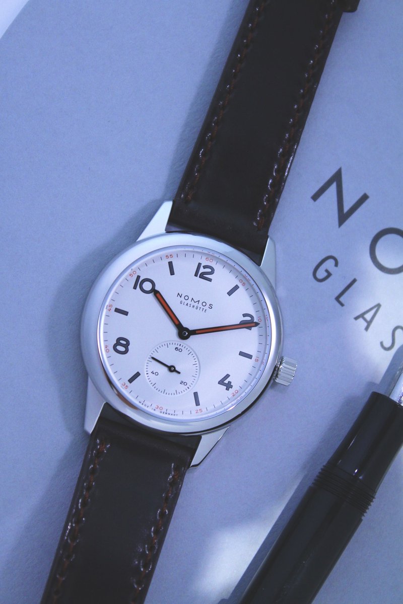 tadanomatsumoto's tweet photo. 何事も、ほどほどが一番。

NOMOS Clubは、その“程よさ”が良い時計だと思います。

きれいだけど、気を遣いすぎなくていい。

カジュアルだけど、雑には見えない。

毎日使う時計として、この安心感があるから最近人気なのかな？と思います。 https://t.co/Pm5i9LJKF2