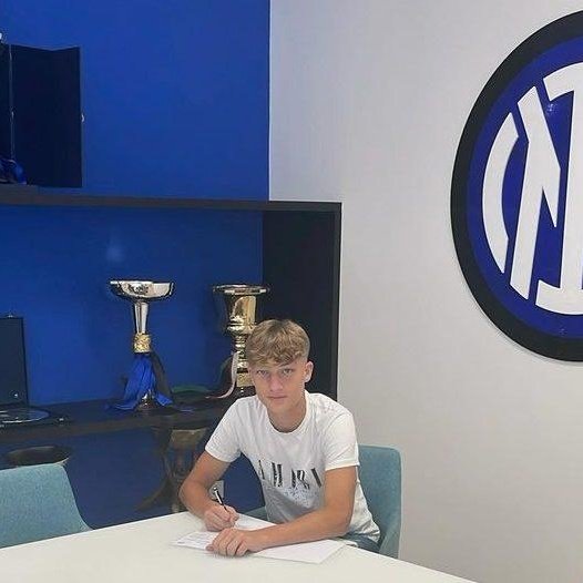 andrea_bovone_'s tweet photo. ⚡ La #Sampdoria ha ingaggiato Francesco #Comelli. Nuovo rinforzo per le giovanili blucerchiate, che accolgono il trequartista classe 2010 ed ex Inter e Venezia.
@NicoSchira https://t.co/mSyAZQsOhg
