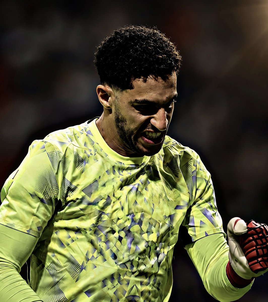 mohamedfares07's tweet photo. 🧤 أنا أتمنى مصطفى شوبير يكمل مع النادي الأهلي.

⚽️ فنيًا الأهلي محتاجه، مصطفى شوبير كفنيات هو حارس مصر الأول الـ10 سنين الجايين إن شاء الله.

🦅 وكشخصية وعقلية، أوضة اللبس محتاجة اللي زي مصطفى شوبير، رغم إنه لسه 26 سنة، لكن مستوى نضوجه الفكري مختلف تمامًا.

🌍 لكن لو هيحترف وده قراره، فأتمنى يكون في فريق كبير في الدوريات الكبرى، خصوصًا في إنجلترا أو إسبانيا.

🚫 أتمنى يتجنب دوريات المنطقة العربية، لأنها مش هتساعده إن مستواه يتطور. ممكن يحقق فيها فلوس كويسة، بس هيخسر حاجات تانية كتير ممكن يحققها في مسيرته، واعتقد إن عقلية مصطفى شوبير أولوياتها مش الفلوس.

🏆 في النهاية، مصطفى شوبير اللي كان مرشح لجائزة أفضل حارس أفريقي 2024، وأفضل لاعب داخل القارة 2024، واللي الكل بيقول إنه أفضل لاعب مصري في مونديال 2026، لازم خطوته الجاية تكون مرحلة في إنه، في يوم من الأيام، يتصنف كأفضل حارس في تاريخ الكرة المصرية.

⭐️ وأنا بقولك: عنده اللي يخليه قادر يعمل ده.