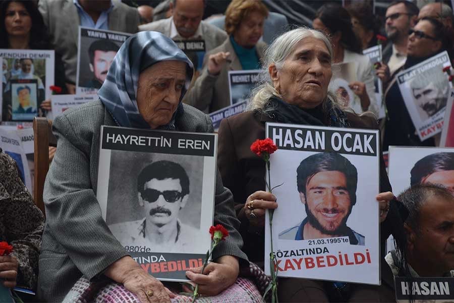 aytensari6262's tweet photo. #Benii bul..
#Beni bul Anne...
#CumartesiAnneleri1111Hafta
#Dinmeyen acı cumartesi Anneleri.... https://t.co/3lqMgWxEby