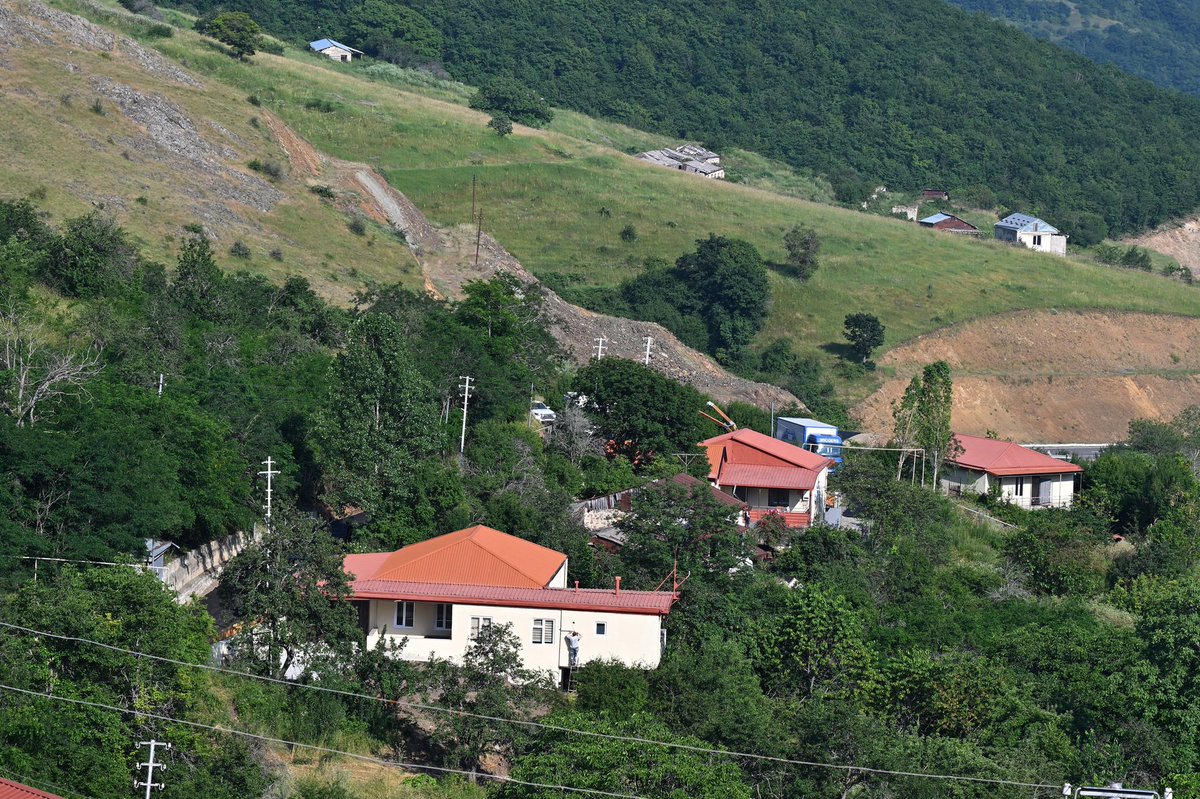 ikisahilnews's tweet photo. 📍 #Şuşa rayonunun Kiçik Qaladərəsi kəndində 66 fərdi ev var. Onlardan 19-u yararsız, 47-si isə qismən yararlıdır. Bu evlərdən artıq 26-sı istismara hazırdır. Gələn il isə 21 ev hazır olacaq. İlkin mərhələdə kəndə 15 ailə qayıdıb. Bu ilin sonunadək isə daha 11 ailə qayıdacaq. https://t.co/0oK6dPRqwJ