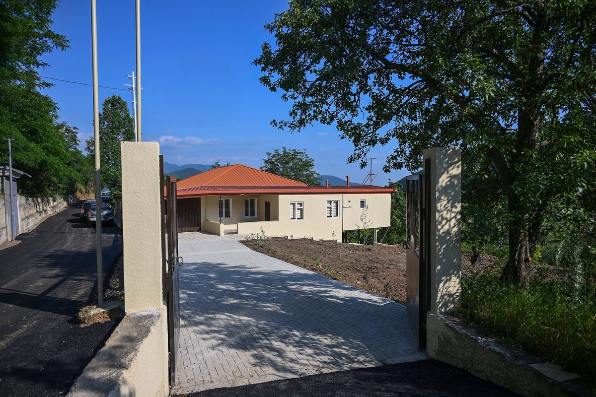 ikisahilnews's tweet photo. 📍 #Şuşa rayonunun Kiçik Qaladərəsi kəndində 66 fərdi ev var. Onlardan 19-u yararsız, 47-si isə qismən yararlıdır. Bu evlərdən artıq 26-sı istismara hazırdır. Gələn il isə 21 ev hazır olacaq. İlkin mərhələdə kəndə 15 ailə qayıdıb. Bu ilin sonunadək isə daha 11 ailə qayıdacaq. https://t.co/0oK6dPRqwJ