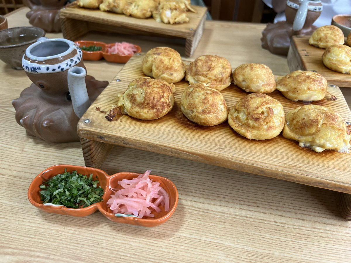 butsubutsu_tera's tweet photo. 石切初探訪。近場で観光気分が味わえて、食べ歩きもできて楽しかった。占いのイメージが強いけど、近頃はおしゃれなカフェも増えているらしい。でもちょっと暑すぎた。 https://t.co/mm8d4cw7rn