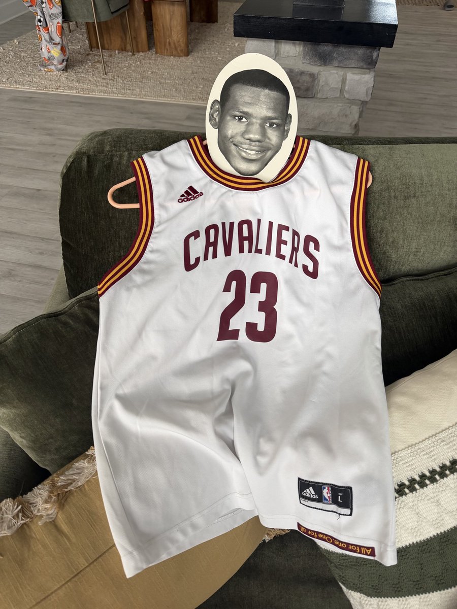 ajowash86's tweet photo. #lebronwatch day 12 https://t.co/M1puuFMiXR