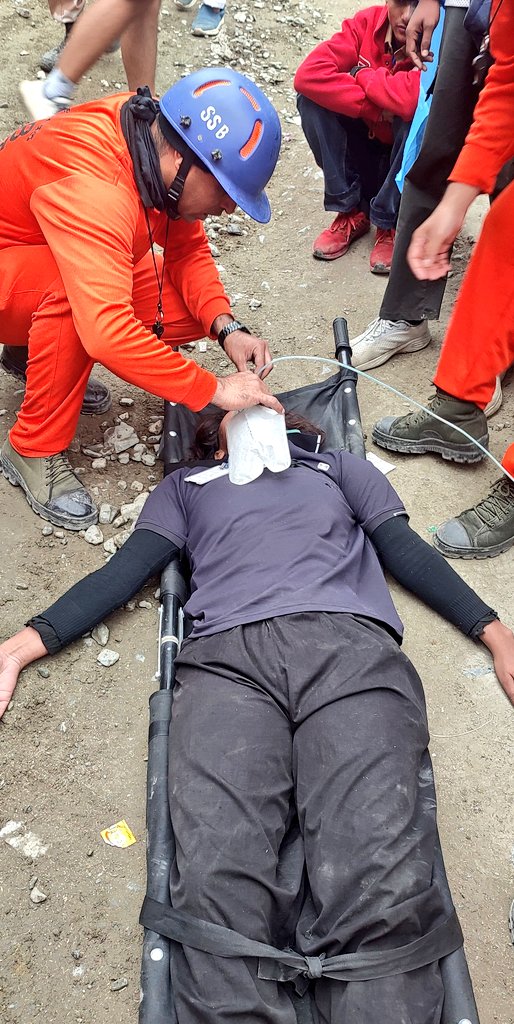 14bnssb's tweet photo. #SSB MRT, with #JKP MRT and #SDRF, swiftly rescued Saloni Dhakad (23), Madhya Pradesh, after she lost consciousness at #Railpathri. Following immediate pre-hospital care, she was safely evacuated by stretcher to the nearest Medical Camp.

United in Rescue. Unwavering in Service. https://t.co/CjCHHZfEOB