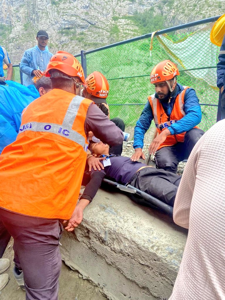 14bnssb's tweet photo. #SSB MRT, with #JKP MRT and #SDRF, swiftly rescued Saloni Dhakad (23), Madhya Pradesh, after she lost consciousness at #Railpathri. Following immediate pre-hospital care, she was safely evacuated by stretcher to the nearest Medical Camp.

United in Rescue. Unwavering in Service. https://t.co/CjCHHZfEOB