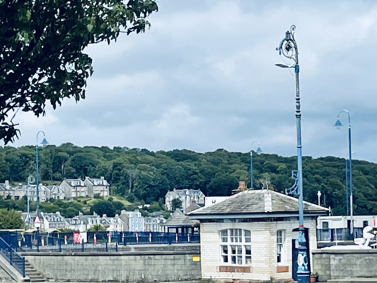 GMGillMaxwell's tweet photo. Sun is now shining on Bute! Looking forward to picnic in the sun later.
#Bute #MomentsThatMatter #Boat #VictorianArchitecture #DoonTheWater #Bookshop #CalumsCabin #Calmac #MountStuart #VictorianGrandeur https://t.co/ZxN091T2Q0