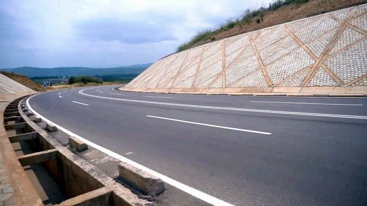 benjimk's tweet photo. 🚧🇨🇩 Découvrez la rocade de Kinshasa ! Une route de contournement qui permettra de désengorger la circulation, fluidifier le trafic 🚗💨 et faciliter les déplacements dans la capitale Congolaise 🌍 https://t.co/IHqQd539ZO