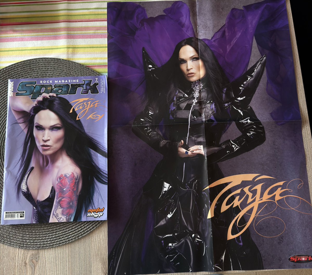 TarjaEpicafan82's tweet photo. Another Beauty for my Collection…Thanks to https://t.co/0q54dld9V4 for this Huge Titlestory and the Megaposter from my Only Queen @tarjaofficial ….Greetings from Germany to Czech Republic ❤️❤️❤️
#tarjaturunen #frissonnoir #tarjafan https://t.co/pJu1YqoYEr